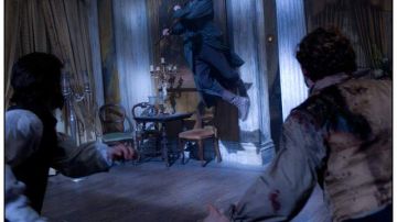 Abraham Lincoln (centro), encarnado por Benjamin Walker, se enfrenta a un par de vampiros en 'Abraham Lincoln, Vampire Hunter'.