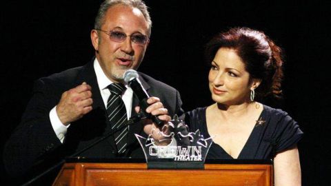 Emilio y Gloria Estefan tras ser honrados con una estrella en el bulevar respectivo en Las Vegas, Nevada, en abril de 2010.