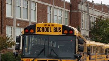 La monitora nunca reportó el incidente, pero oficiales de la escuela lo reportaron a la policía nada más enterarse, interrogaron a los estudiantes y  se abrió una investigación.