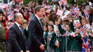 El presidente  Felipe Calderón da la bienvenida al primer ministro británico David Cameron, en una ceremonia ayer en el Palacio Presidencial de Los Pinos..