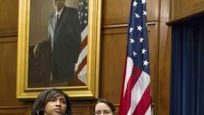 Darrel Issa da por concluída la sesión en la que se determinó el desacato del procurador Eric Holder por no entregar documentos.