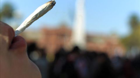 La posesión de marihuana actualmente es un delito menor castigable con hasta seis meses de cárcel y una multa de 1,500 dólares.