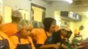 Como los inmigrantes viven en las casas móviles cercanas a sus jefes, están bajo constante vigilancia.