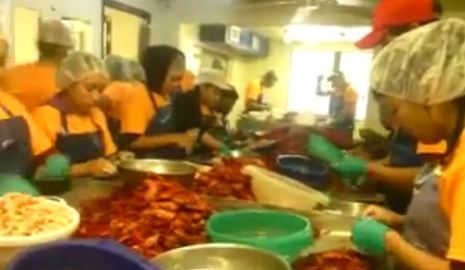 Como los inmigrantes viven en las casas móviles cercanas a sus jefes, están bajo constante vigilancia.