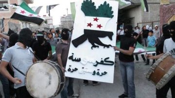 Foto de opositores sirios al régimen tomada por los Consejos de Coordinación Local.