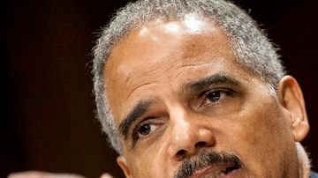 El procurador Eric Holder no logró satisfacer los requerimientos de los líderes en el Congreso sobre el polémico operativo de  armas.