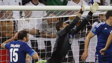 El alemán Miroslav Klose marca su tercer gol durante el partido entre Alemania y Grecia en Polonia.