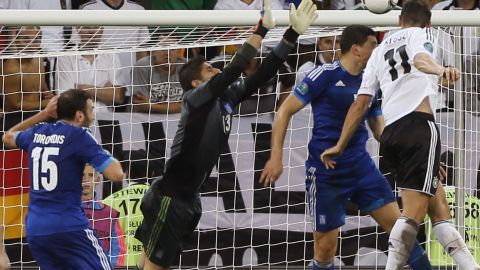 El alemán Miroslav Klose marca su tercer gol durante el partido entre Alemania y Grecia en Polonia.