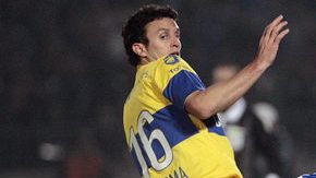 Junior Fernandes (der.) de la Universidad de Chile supera la marca de Pablo Ledesma (izq.), de Boca Juniors en el juego que terminó sin goles.