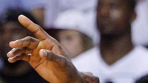 LeBron James festeja su primer título de la NBA.
