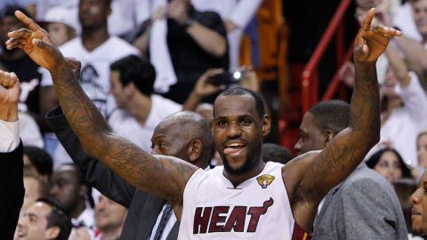 LeBron James festeja su primer título de la NBA.