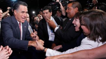 Mitt Romney saluda a varios asistentes al foro anual de la Asociación de Oficiales  Electos Latinos, NALEO.