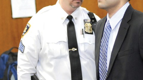 El convicto expolicía Michael Peña admitió ayer su culpa de cargos de  violación.