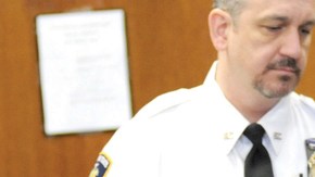 El convicto expolicía Michael Peña admitió ayer su culpa de cargos de  violación.