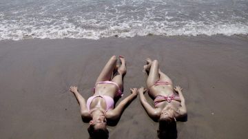 Dos chicas toman el sol en la Playa Brighton en Brooklyn. Un nuevo reporte indica que Nueva York tiene las mujeres más bellas del país.