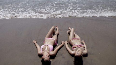 Dos chicas toman el sol en la Playa Brighton en Brooklyn. Un nuevo reporte indica que Nueva York tiene las mujeres más bellas del país.