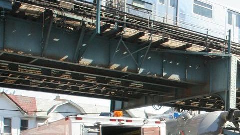 Empleados de Con Edison trabajan para tratar de restablecer el servicio eléctrico.