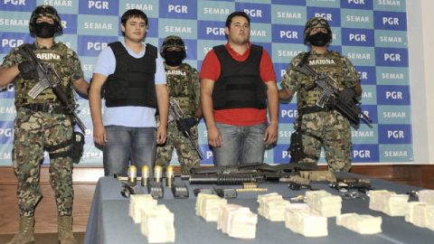 Cuando los elementos de la Marina, capturaron al heredero de El Chapo, (camisa roja) traía consigo más de 150,000 dólares en efectivo.