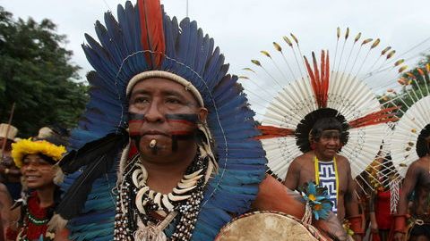 Indígenas de distintas partes del mundo participan en una marcha para entregar un documento con sus exigencias al gobierno brasileño y a la ONU durante la Conferencia sobre Desarrollo Sostenible Río+20, en Rio de Janeiro (Brasil).