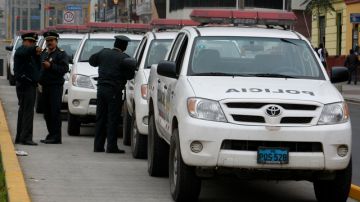 La policía patrulla una calle de Lima considerada una ciudad insegura.