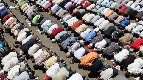 La fe a la religión musulmana no se ha visto afectada  en Egipto a pesar de las divisiones políticas.