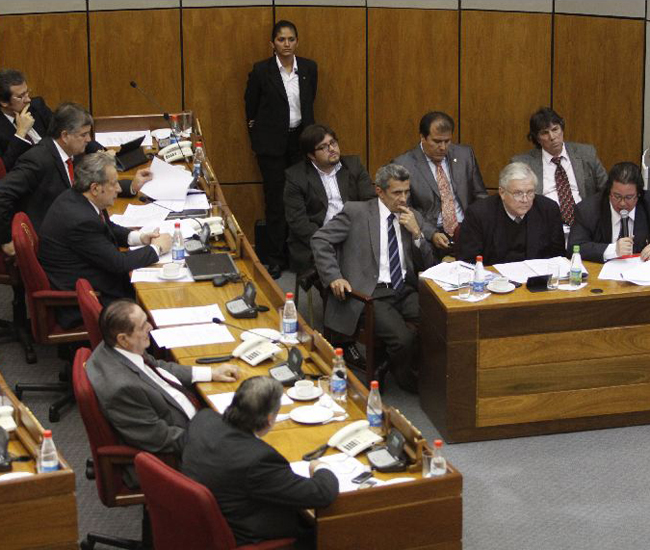 Los legisladores admitieron las acusaciones de la cámara de diputados contra Fernando Lugo, presidente de Paraguay.