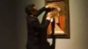 El pietaje muestra a un hombre vestido de negro que, en cuestión de segundos, rocía con aerosol la obra dejando la imagen de un toro y  la palabra “conquista” en el cuadro.