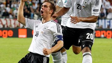El capitán alemán Philipp Lahm (izda) celebra su gol con sus compañeros Jerome Boateng (d) y Mats Hummels, en el partido que ganaron a Grecia ayer.