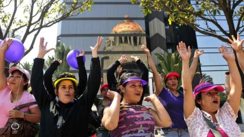 Mujeres celebran  en Ciudad de México el Día Internacional de la Mujer.