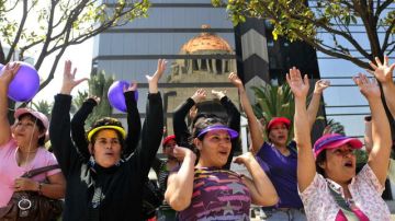 Mujeres celebran  en Ciudad de México el Día Internacional de la Mujer.