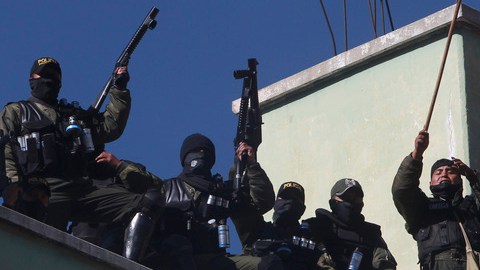 Policías  se tomaron ayer  las instalaciones de una institución en Cochabamba.
