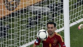 Laurent Koscielny, de Francia, intenta hacer un gol mientras lo rodean los españoles Xavi Hernández, Iker Casillas y Xabi Alonso.