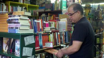 Para sobrevivir en el difícil negocio de la venta de libros en español, la librería 'Barco de Papel', de Ramón Caraballo, ofrece actividades varias culturales.