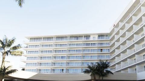 En este mismo hotel y antes de los premios Grammy fue que fallecio Whitney Houston.