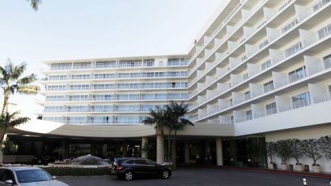 En este mismo hotel y antes de los premios Grammy fue que fallecio Whitney Houston.