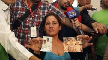 Elodia León Vega sostiene las fotos de su hijo durante una conferencia en la que aseguró que el detenido se llama Felix Beltrán León.