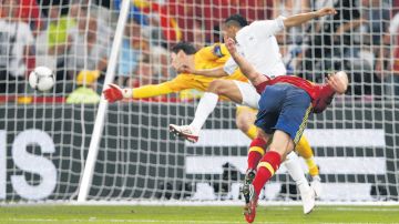 Xabi Alonso marca de cabeza el primer gol de España  contra Francia ayer.