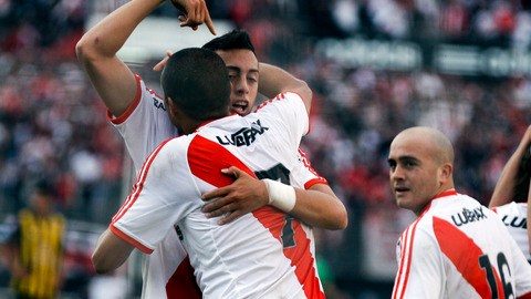 David Trezeguet (izq), que ayer marcó los dos goles de River al conjunto Almirante Brown, es felicitado por su compañero Rogelio Funes Mori.