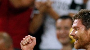 Xabi Alonso celebró su partido No. 100 con 'La Roja' marcando dos goles.