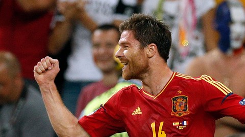 Xabi Alonso celebró su partido No. 100 con 'La Roja' marcando dos goles.
