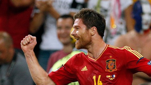 Xabi Alonso celebró su partido No. 100 con 'La Roja' marcando dos goles.