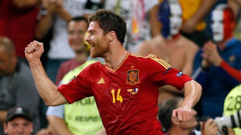 Xabi Alonso celebró su partido No. 100 con 'La Roja' marcando dos goles.