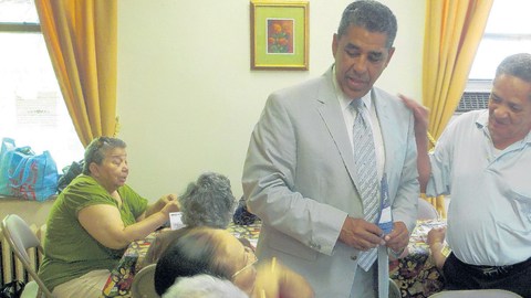 Adriano Espaillat conversa con un grupo de ancianos del centro Rain en un recorrido reciente por el nuevo distrito congresional 13 que aspira a representar.
