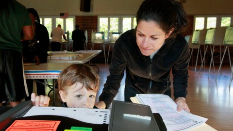 A pocos meses de las elecciones generales, algunos grupos hispanos se quejan de la falta de dinero para inscribir a más electores, debido a lo costoso del proceso.