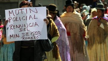Esposas de policías amotinados, marchan en la Plaza Murillo, en La Paz (Bolivia) en el segundo día de protestas.