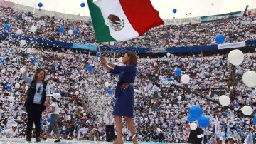 Con bandera en mano la candidata a la presidencia, Josefina Vázquez Mota, saluda a miles de seguidores que se reunieron en la Plaza de Toros de México.