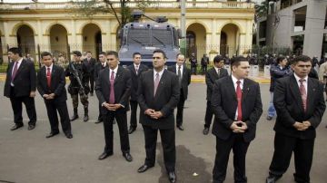 Guardaespaldas del nuevo gobierno paraguayo montan guardia en la Plaza de Armas para proteger a los ministros quienes formarán parte del nuevo mandato.