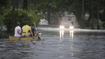 Personas se desplazan en canoa por las calles inundadas de Tampa, Florida.