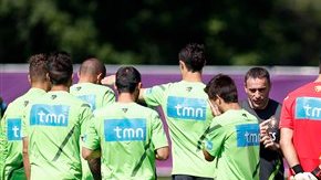 Mendes dice no cobrar comisión a los lusos por representarlos, sino que negocia con los clubes directamente.