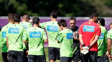 Mendes dice no cobrar comisión a los lusos por representarlos, sino que negocia con los clubes directamente.